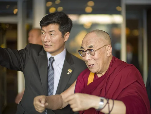 Le Dalaï-lama et un responsable politique discutant du processus de démocratisation du Tibet en exil.