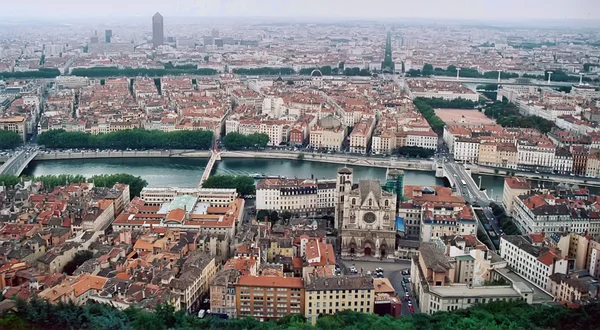 Vue panoramique de Lyon depuis Fourvière avec ses toits rouges caractéristiques et le fleuve.