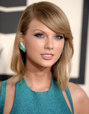 Taylor Swift portant une tenue et un maquillage dans les tons turquoise.