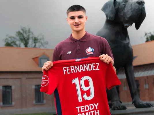 Matias Fernandez-Pardo présentant son nouveau maillot du LOSC.