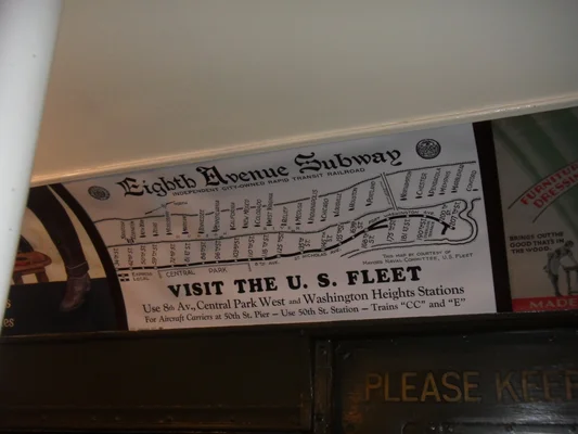 Affiche vintage de la carte du métro de la Huitième Avenue sur la paroi d'une ancienne voiture du New York Transit Museum.