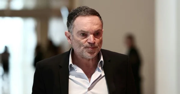 Gérard Depardieu vêtu d'une chemise blanche et d'un blazer noir.