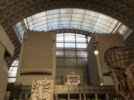 L'architecture grandiose du Musée d'Orsay, cadre des expositions de Renoir.