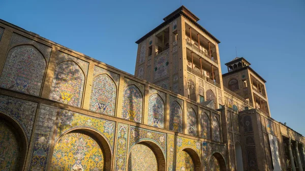 Détail de l'architecture extérieure aux couleurs vives et motifs géométriques du palais du Golestan.