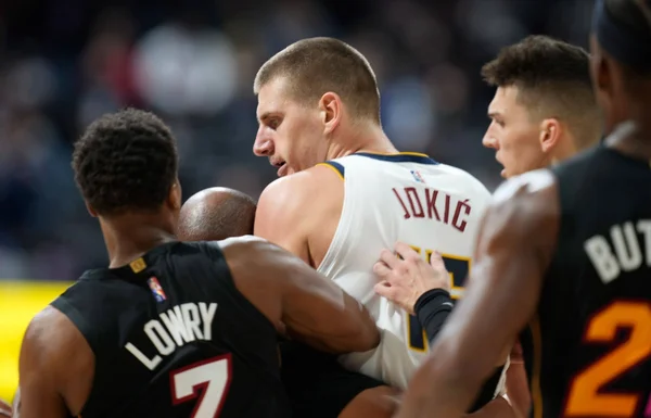 Nikola Jokić et Markieff Morris au cœur d'une altercation physique durant un match.