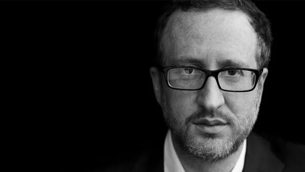Portrait minimaliste de James Gray en noir et blanc.