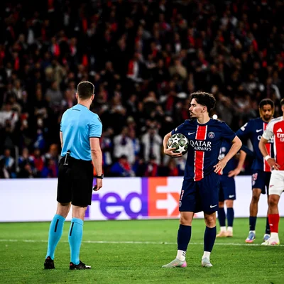 Échange entre un joueur du PSG et l'arbitre concernant la désignation du tireur de penalty