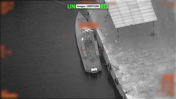 Bateau militaire amarré à un quai en béton, photographié par l'armée américaine.