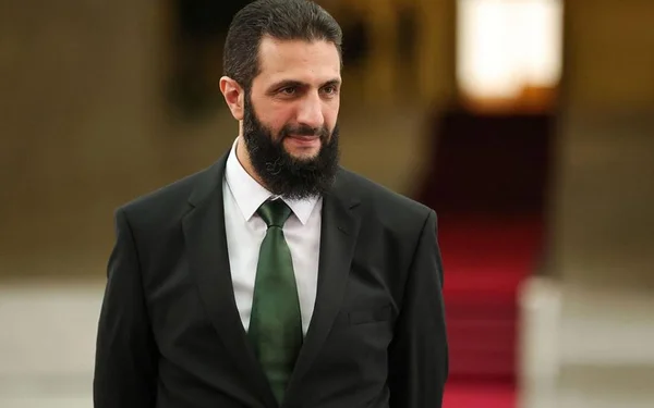 Un représentant saoudien en costume lors d'un événement diplomatique.