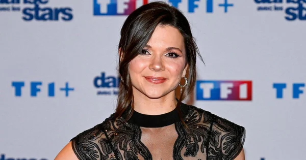 Juju Fitcats posant pour un portrait officiel.