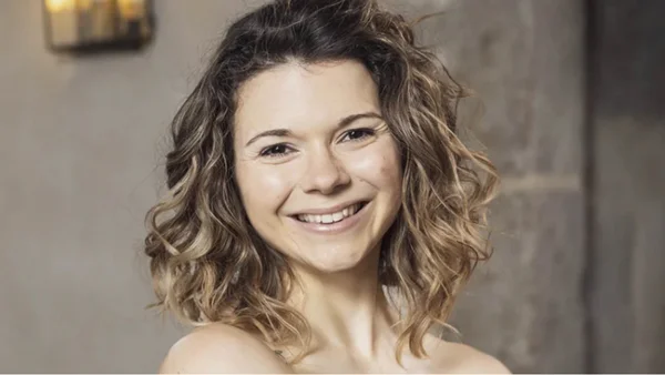 Portrait souriant de Juju Fitcats.