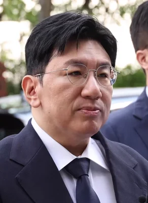 Bang Si-hyuk photographié le 15 septembre 2025 en tenue formelle.