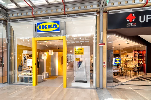 Exemple d'un magasin IKEA de petit format intégré dans un centre commercial.
