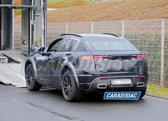 Scoop : prototype camouflé de la Porsche Cayenne EV en phase de développement.