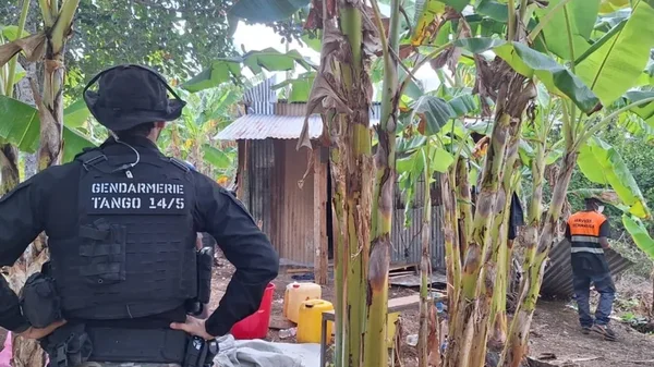 Un gendarme posté dans un environnement rural à Mayotte dans le cadre de l'opération.