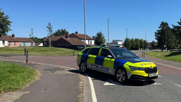 Présence policière à Dunmurry après la découverte d'une bombe artisanale viable.