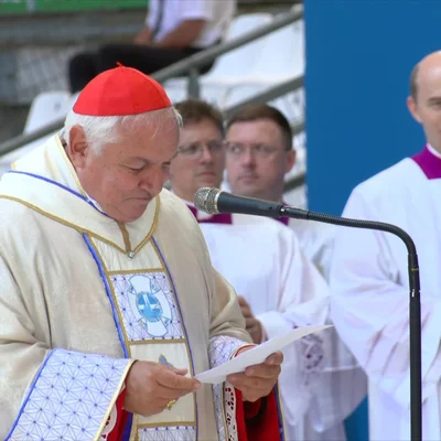 Un prélat s'adressant à l'assemblée lors d'une cérémonie.