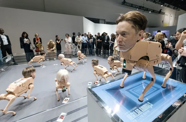 Installation de Beeple présentant des chiens-robots aux têtes humaines lors de l'événement Art Basel Miami Beach.