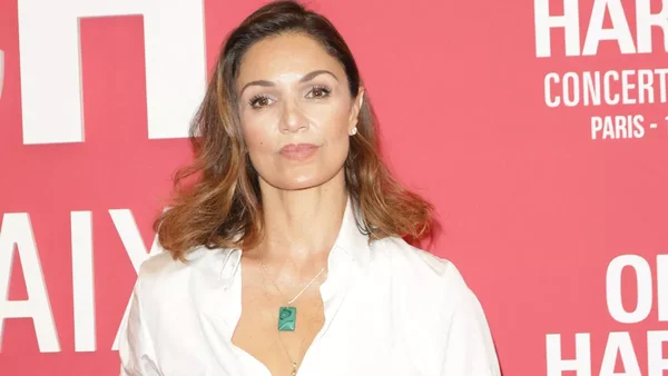 L'actrice Nadia Farès vêtue d'une chemise blanche.