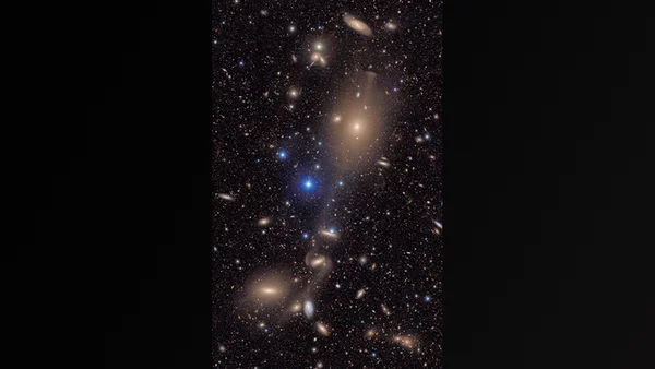 Images préliminaires de l'Observatoire Vera C. Rubin montrant des galaxies elliptiques et des étoiles.