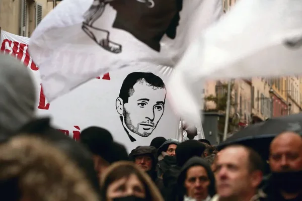 Manifestation en mémoire d'Yvan Colonna avec une bannière à son effigie.