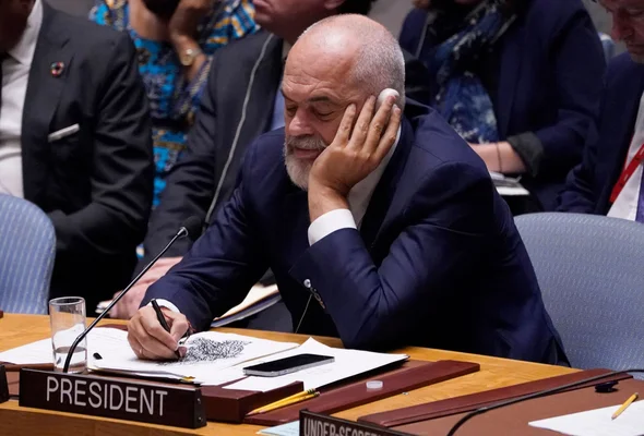 Edi Rama lors d'une session à l'ONU, assis à son bureau de président.