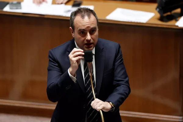 Sébastien Lecornu s'exprimant devant un micro dans un bureau aux boiseries.