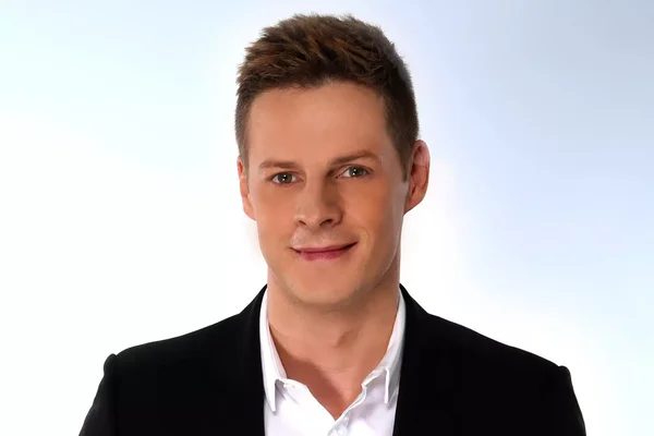 Matthieu Delormeau posant pour un portrait officiel en tenue formelle.