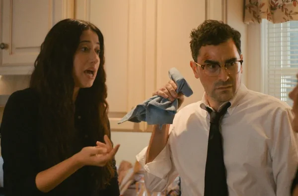 Une scène de cuisine dans la série Big Mistakes avec deux personnages principaux.