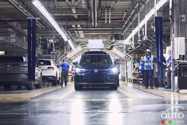 Production du Volkswagen ID.4 lancée aux États-Unis, sur une chaîne de montage.