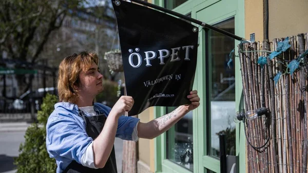 Mise en place de la signalisation d'ouverture du café expérimental dirigé par IA.