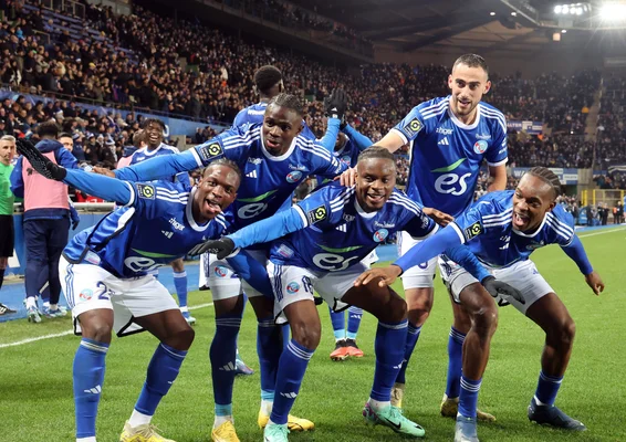 Les joueurs du Racing Club de Strasbourg célébrant un moment fort devant leur public.