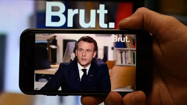 Le contenu digital de Brut visualisé sur smartphone, illustrant l'acquisition par CMA CGM.