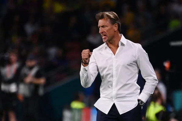 Hervé Renard haranguant ses joueuses avant le match France-Brésil lors de la Coupe du monde 2023