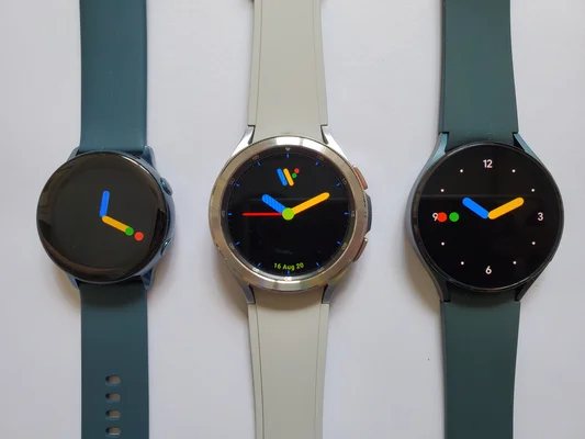 Trois modèles Samsung Galaxy Watch affichant des cadrans colorés.