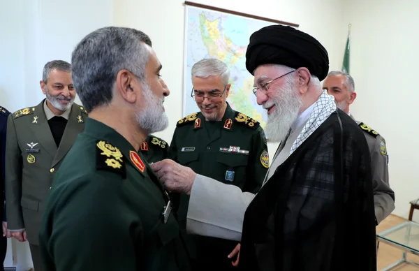 L'Ayatollah Khamenei remettant le badge Fatah à un militaire après l'opération True Promise.