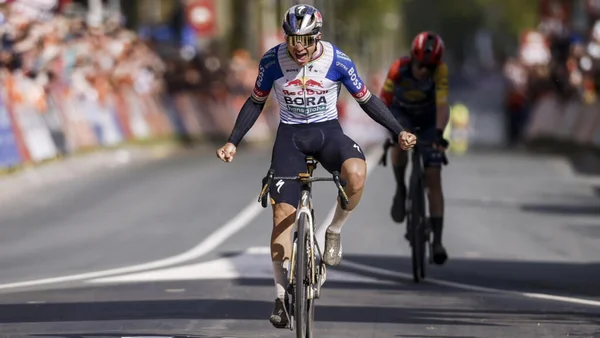Remco Evenepoel prenant sa revanche sur Skjelmose lors du franchissement de la ligne d'arrivée.