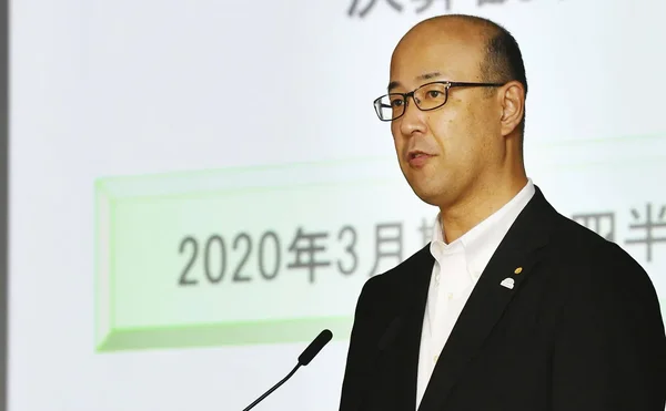 Un dirigeant de Toyota lors d'une conférence de presse officielle.