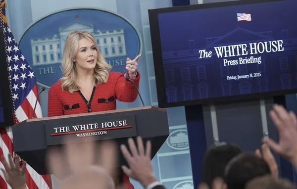 Une députée trumpiste s'exprimant depuis le podium de la Maison Blanche lors d'un briefing de presse.