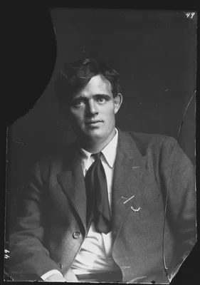 Portrait de l'écrivain Jack London en costume et cravate, photographié par Arnold Genthe.