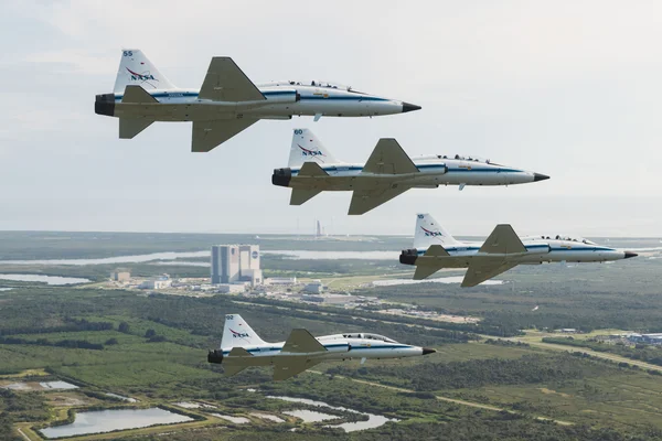 Des T-38 de NASA en formation au-dessus de Kennedy Space Center avec Reid Wiseman, Jeremy Hansen et Christina Koch à bord pour Artemis I.