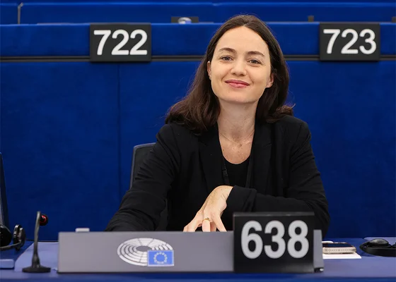 Chloé Ridel dans son cadre de travail de députée européenne.
