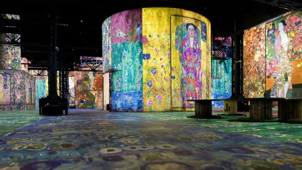 Expérience immersive à L'Atelier des Lumières de Paris avec des projections numériques grand format.