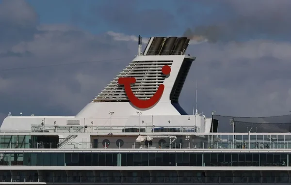 Détail de la cheminée d'un navire de croisière TUI bloqué dans le Golfe.