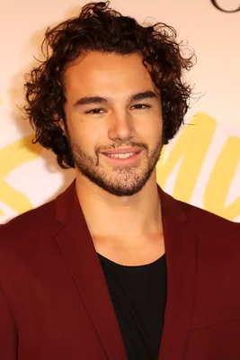 Anthony Colette souriant en veste foncée.