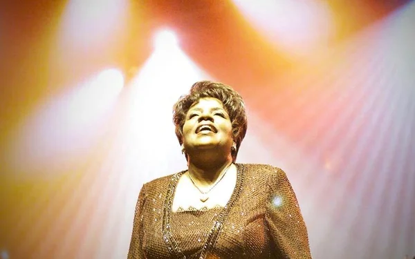 La chanteuse Gloria Gaynor, vêtue d'une robe scintillante, lors d'une performance.