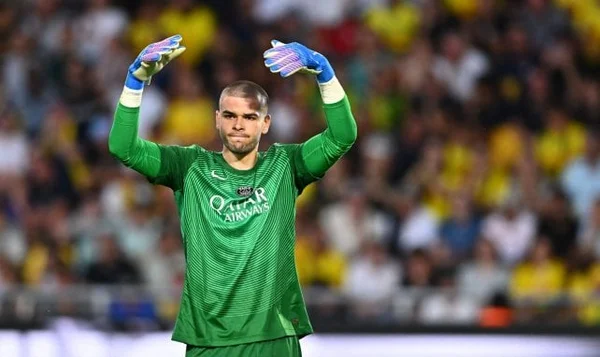 Lucas Chevalier célébrant sur le terrain dans son équipement de gardien.