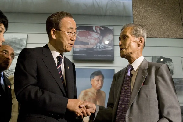 Survivants d'Hiroshima et Nagasaki lors de la réception du prix Nobel de la paix.