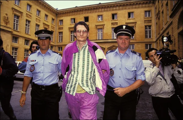 Francis Heaulme escorté par les forces de l'ordre lors d'un de ses déplacements judiciaires.