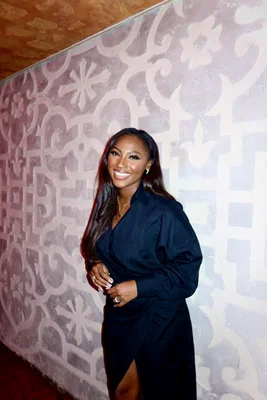 Fatou Guinea en robe bleue sur un tapis rouge lors d'un événement officiel.